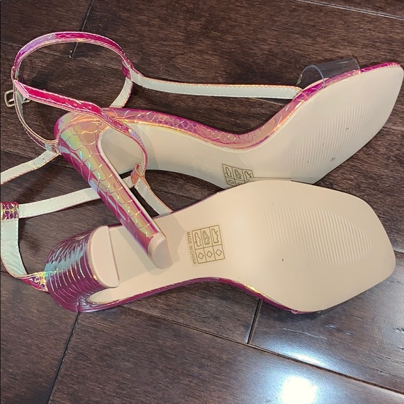 Truffle Collection shiny gold heels, Sz 6.5 - Picture 3 of 4